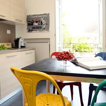 Myhomeincomo - Art Design Apartment